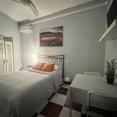 Santa Isabel Low Cost Rooms In Private House Sevilla Exteriér fotografie
